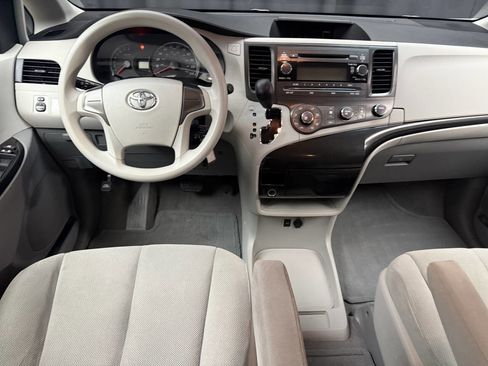 Used 2011 Toyota Sienna image 12
