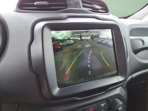 Used 2023 Jeep Renegade Latitude AWD/4WD image 28
