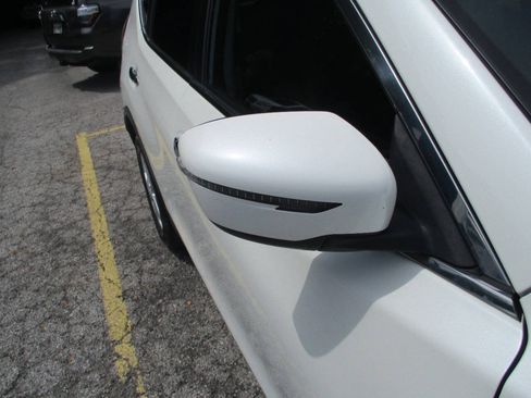 Used 2016 Nissan Rogue SV AWD/4WD image 26