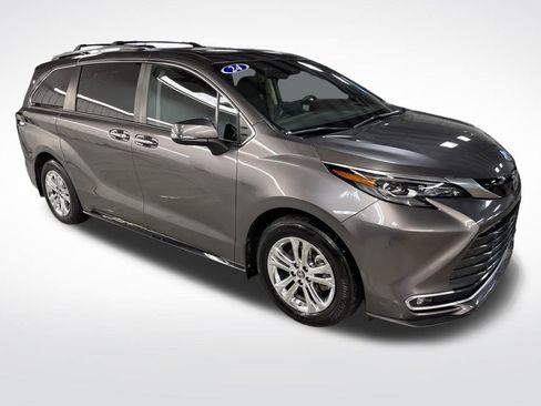 Certified 2024 Toyota Sienna Platinum image 7