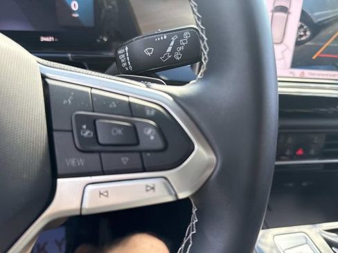 Used 2025 Volkswagen Atlas SE image 32