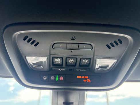 Used 2022 Chevrolet Traverse RS AWD/4WD image 25