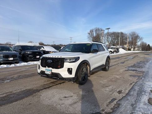 Used 2025 Ford Explorer ST image 3