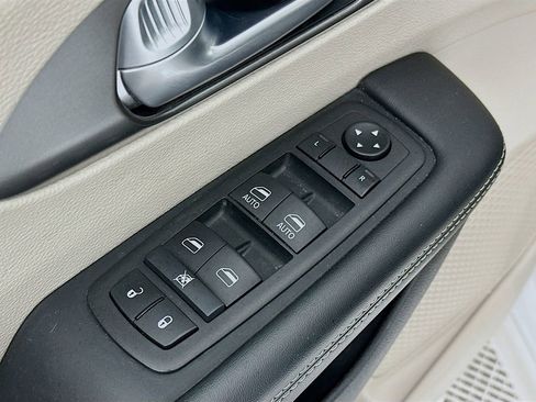 Certified 2024 Chrysler Pacifica Touring-L image 26