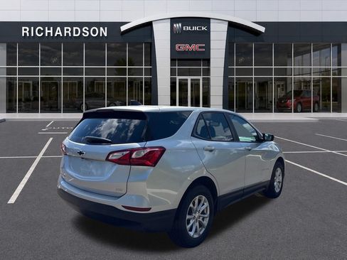 Used 2021 Chevrolet Equinox LS w/ LS Convenience Package AWD/4WD image 5
