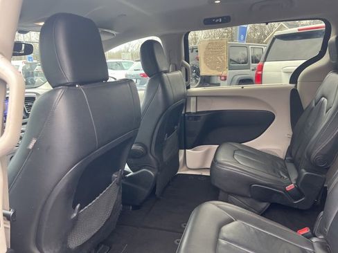 Used 2017 Chrysler Pacifica Touring-L image 19