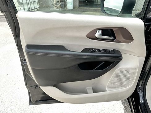 Used 2023 Chrysler Voyager LX FWD image 18