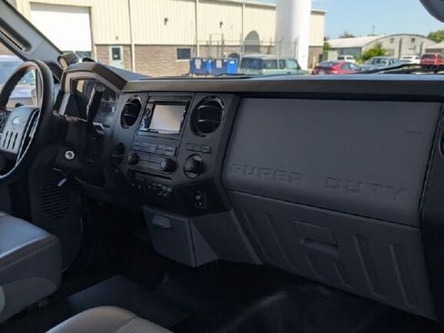 Used 2014 Ford F550 2WD Regular Cab Super Duty image 27