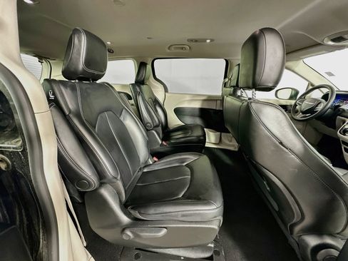 Used 2023 Chrysler Pacifica Touring-L FWD image 28