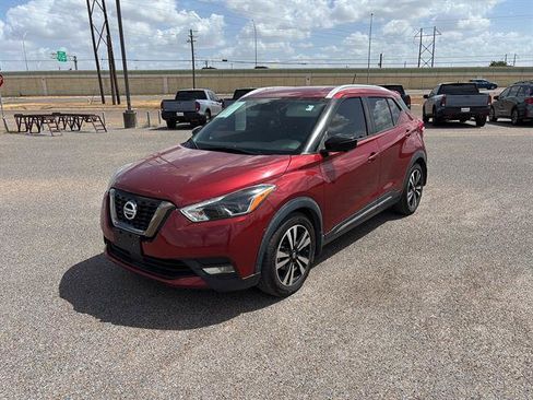 Used 2020 Nissan Kicks SR w/ SR Premium Package FWD image 3