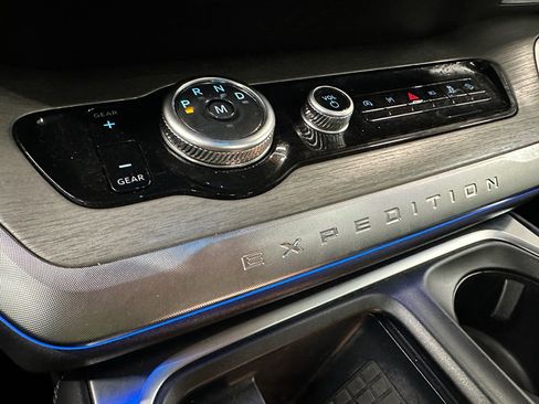Used 2025 Ford Expedition Platinum image 37