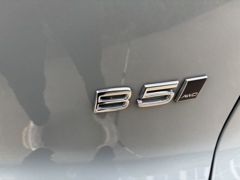 Certified 2024 Volvo XC40 B5 Plus w/ Climate Package AWD/4WD image 9