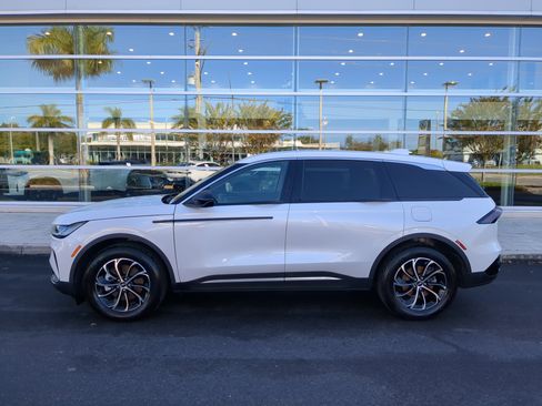 Used 2025 Lincoln Nautilus Premier image 7