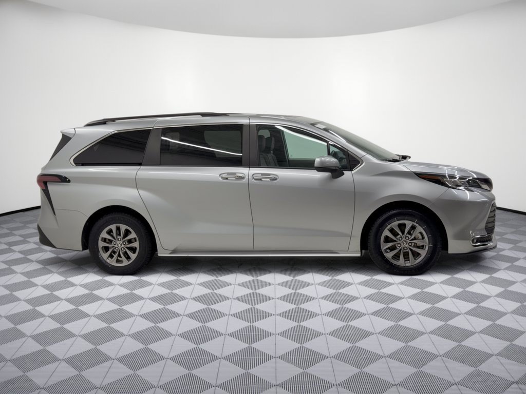 Used 2023 Toyota Sienna XLE w/ XLE Plus Package AWD/4WD image 8
