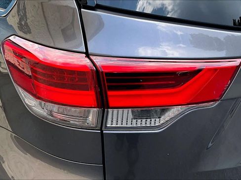 Used 2019 Toyota Highlander XLE FWD image 29