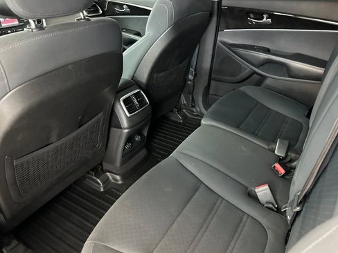 Used 2016 Kia Sorento LX w/ LX Convenience Package image 26