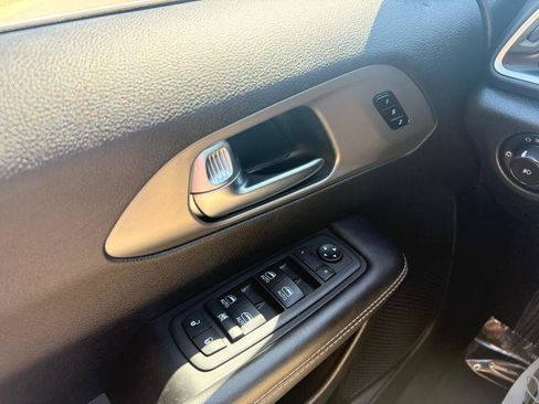 Used 2025 Chrysler Pacifica Select FWD image 17