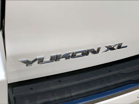Used 2017 GMC Yukon XL Denali image 29