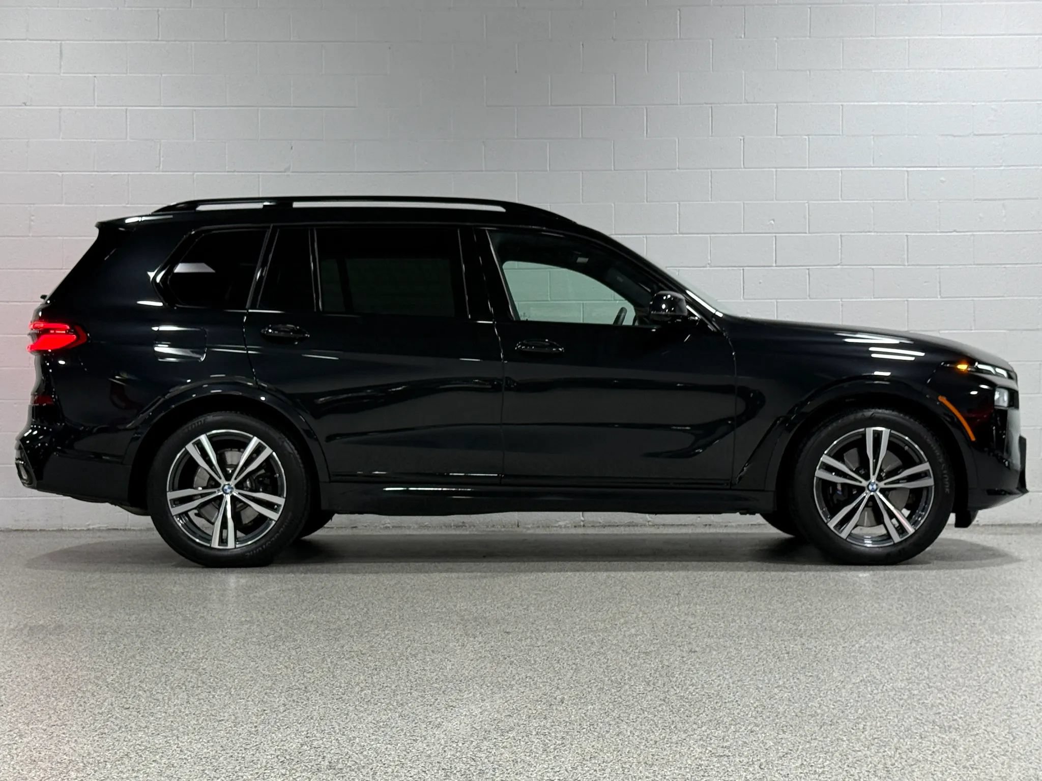 Used 2024 BMW X7 xDrive40i w/ M Sport Package AWD/4WD image 5