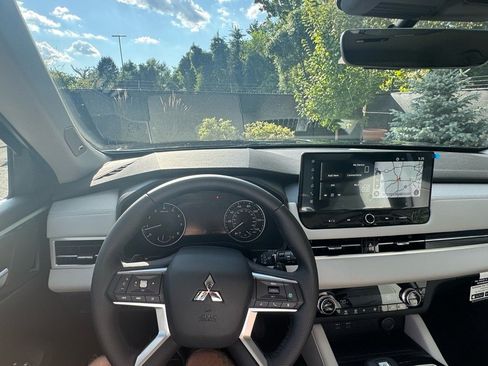 New 2025 Mitsubishi Outlander SE image 25