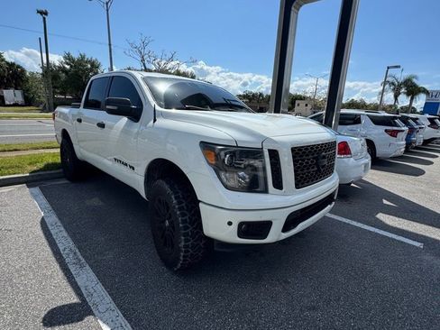 Used 2019 Nissan Titan SV w/ SV Convenience Package image 2