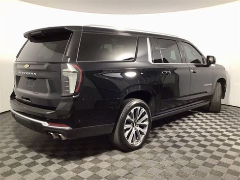 Used 2025 Chevrolet Suburban High Country image 13