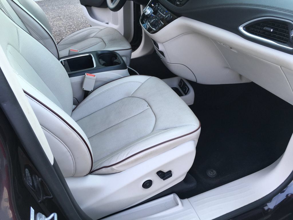 Used 2017 Chrysler Pacifica Limited FWD image 29