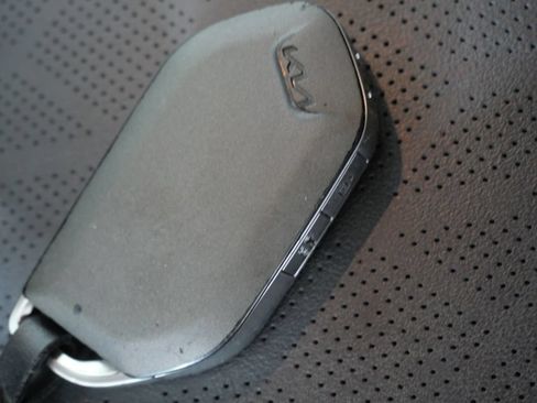 Used 2025 Kia Carnival FWD image 30