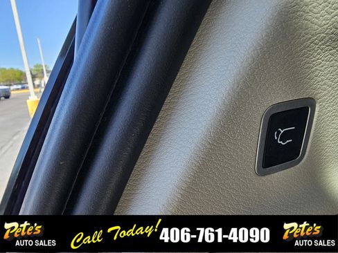 Used 2022 Chrysler Voyager LX image 10