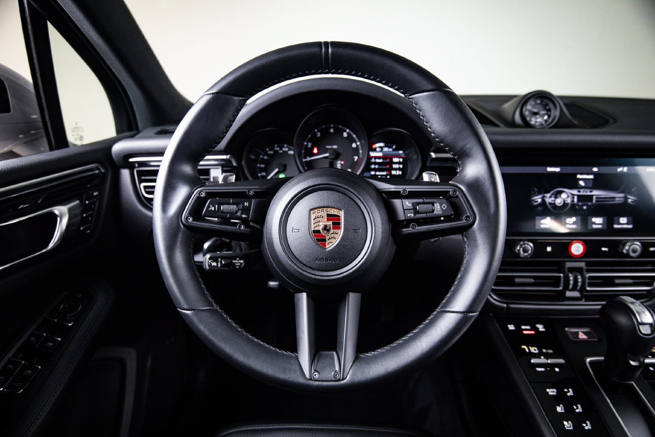 Certified 2024 Porsche Macan AWD/4WD image 26