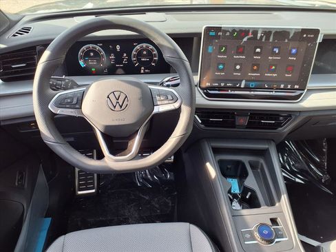 New 2026 Volkswagen Tiguan SE R-Line FWD image 8