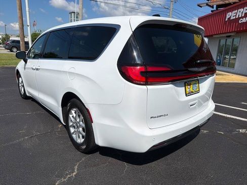 Used 2023 Chrysler Pacifica Touring-L FWD image 12