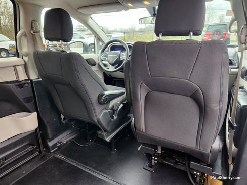 Used 2020 Chrysler Voyager L image 24