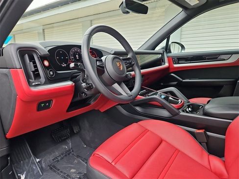 Used 2025 Porsche Cayenne image 4