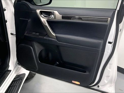 Used 2020 Lexus GX 460 Premium w/ Premium Package image 19