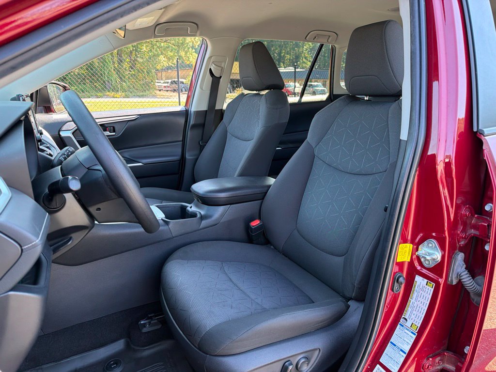 Used 2022 Toyota RAV4 XLE AWD/4WD image 16