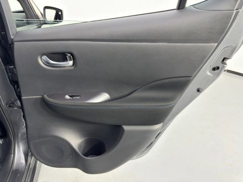 Used 2025 Nissan Leaf S image 37