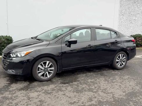 Used 2023 Nissan Versa SV image 2
