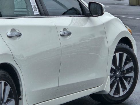 Used 2017 Nissan Altima 2.5 SL w/ Moonroof Package image 12