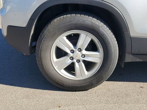 Used 2019 Chevrolet Trax LT w/ LT Convenience Package FWD image 6