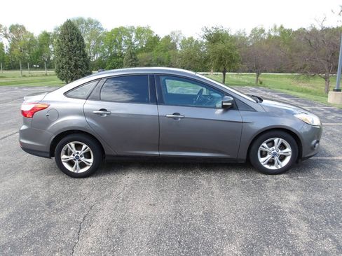 Used 2013 Ford Focus SE FWD image 2