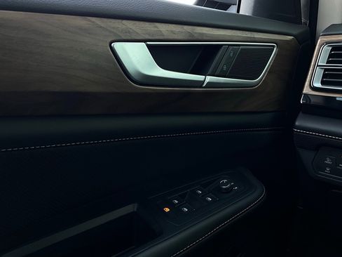 Used 2025 Volkswagen Atlas SE image 22