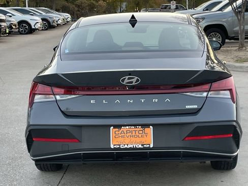 Used 2025 Hyundai Elantra Blue image 5