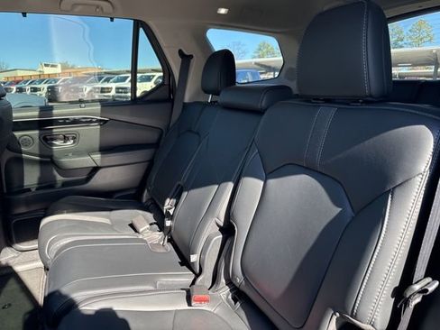 Used 2023 Honda Pilot Touring image 11