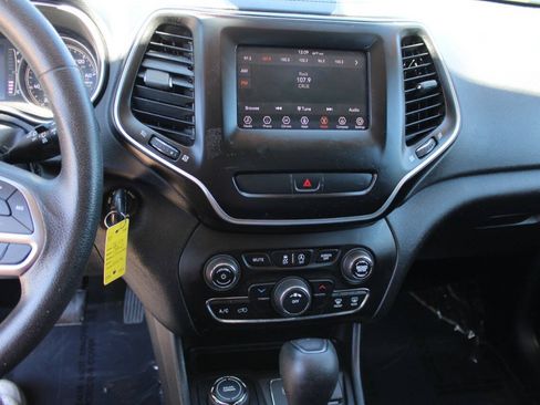 Used 2019 Jeep Cherokee Latitude w/ Popular Appearance Group AWD/4WD image 12