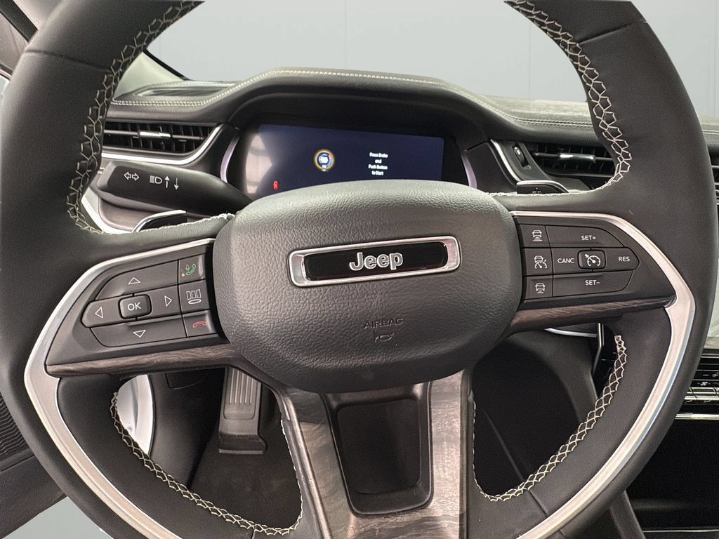 Used 2023 Jeep Grand Cherokee Limited AWD/4WD image 11