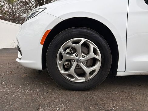 Used 2024 Chrysler Pacifica Limited image 31