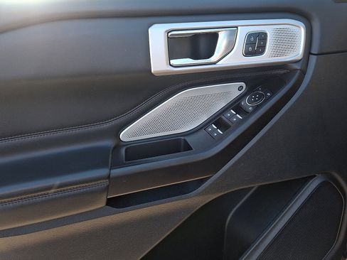 Used 2020 Ford Explorer Platinum w/ Premium Technology Package image 12