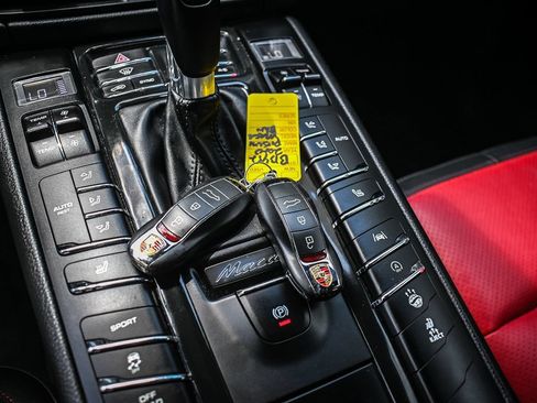 Used 2020 Porsche Macan AWD/4WD image 12