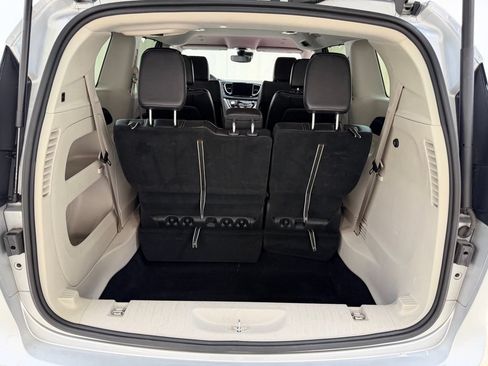 Used 2024 Chrysler Pacifica Touring-L FWD image 5